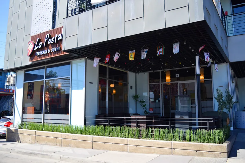 Fachada de la sucursal 20 de Noviembre de La Postal Teriyaki & Sushi en Tijuana