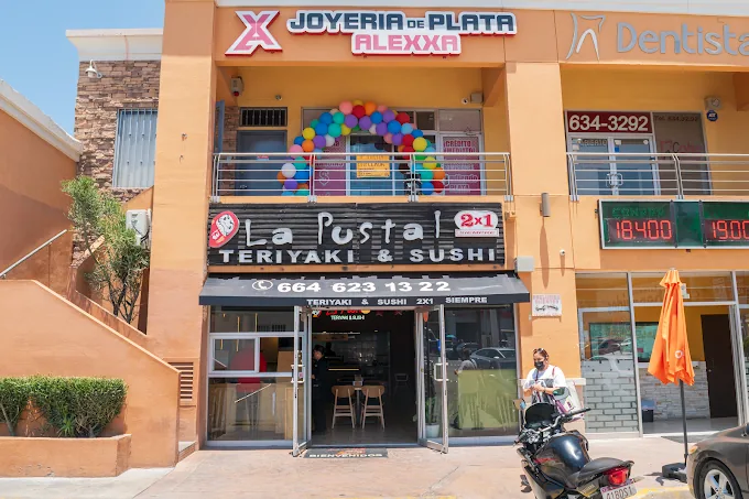 Fachada de la sucursal 5 y 10 de La Postal Teriyaki & Sushi en Tijuana