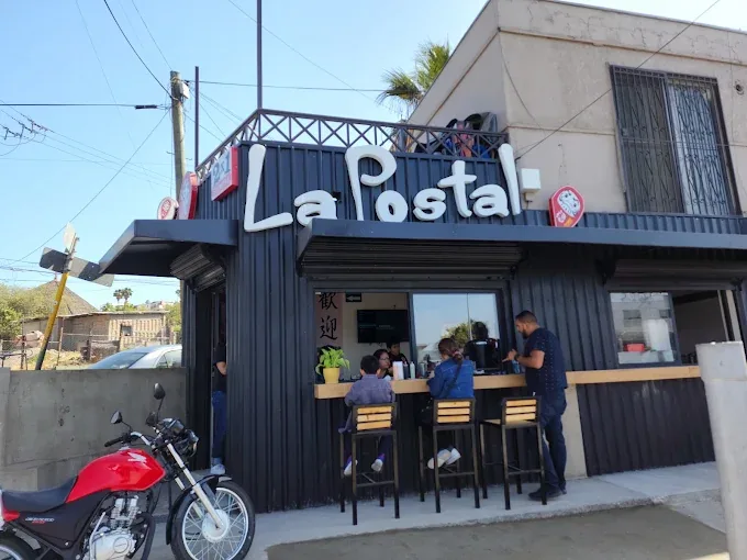 Fachada de la sucursal Aleman de La Postal Teriyaki & Sushi en Tijuana