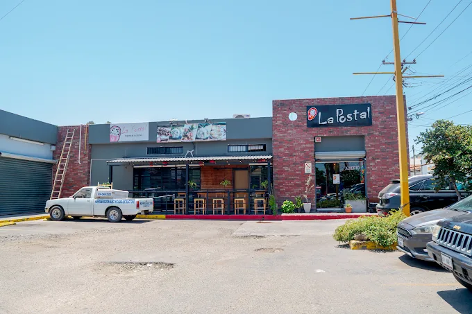 Fachada de la sucursal Brisas de La Postal Teriyaki & Sushi en Tijuana
