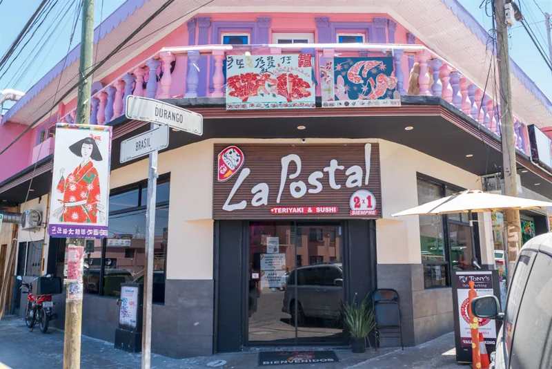 Fachada de la sucursal Cacho de La Postal Teriyaki & Sushi en Tijuana
