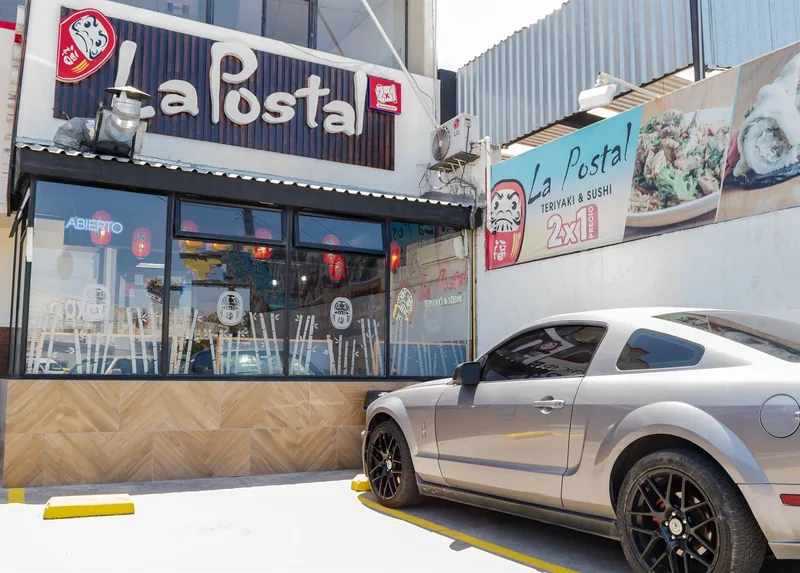 Fachada de la sucursal Californias de La Postal Teriyaki & Sushi en Tijuana