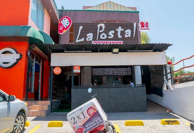 Fachada de la sucursal Capistrano de La Postal Teriyaki & Sushi en Tijuana