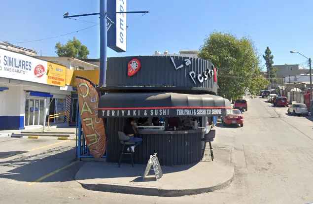 Fachada de la sucursal Casa Blanca de La Postal Teriyaki & Sushi en Tijuana