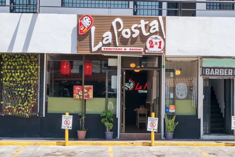 Fachada de la sucursal El Lago de La Postal Teriyaki & Sushi en Tijuana