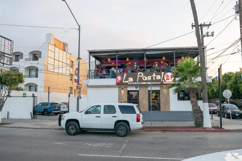 Fachada de la sucursal Ensenada de La Postal Teriyaki & Sushi en Ensenada
