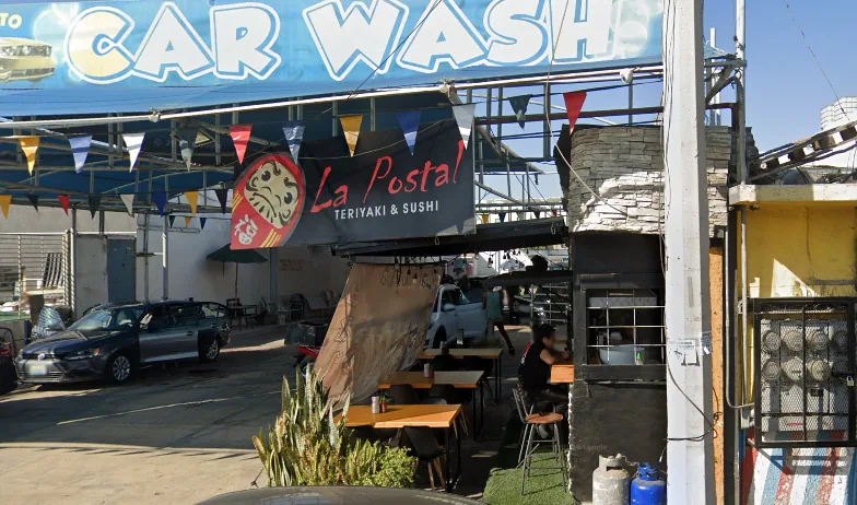 Fachada de la sucursal Jardin Dorado de La Postal Teriyaki & Sushi en Tijuana