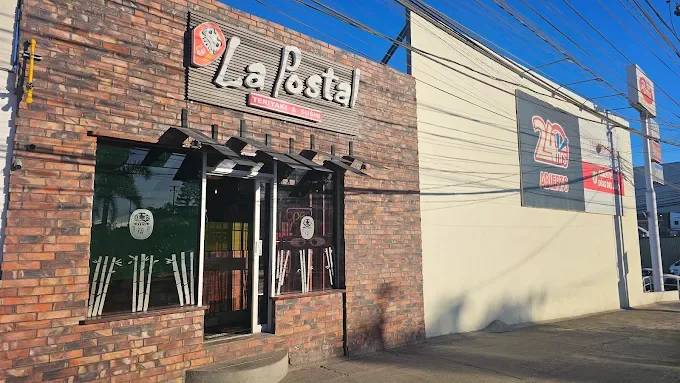 Fachada de la sucursal Loma Bonita de La Postal Teriyaki & Sushi en Tijuana