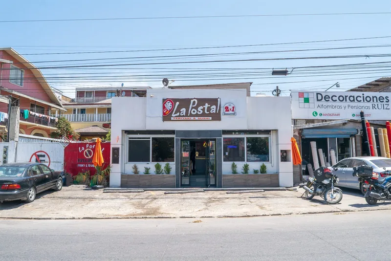 Fachada de la sucursal Mariano Matamoros de La Postal Teriyaki & Sushi en Tijuana
