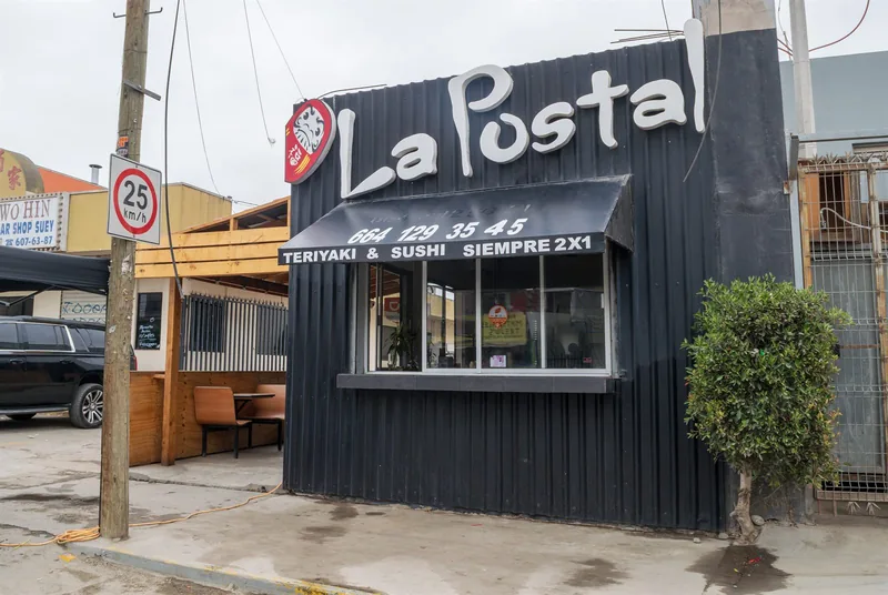 Fachada de la sucursal Murua de La Postal Teriyaki & Sushi en Tijuana