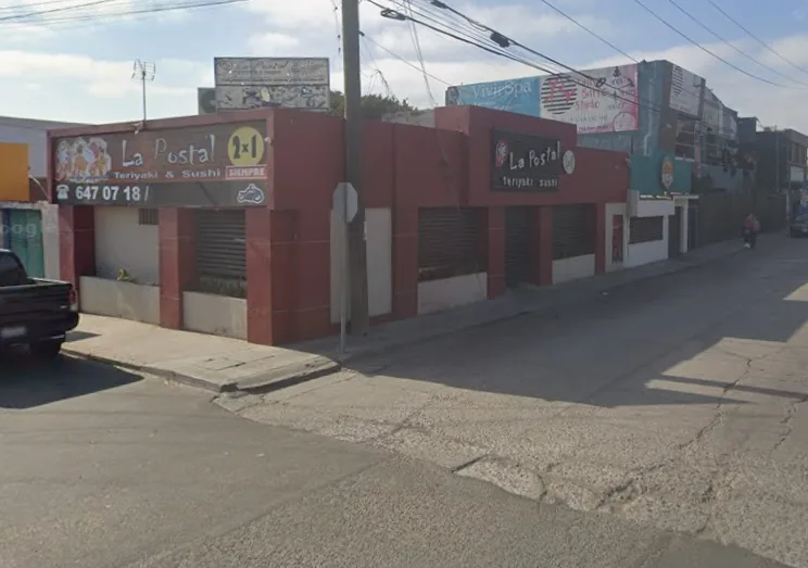 Fachada de la sucursal Otay Constituyentes de La Postal Teriyaki & Sushi en Tijuana