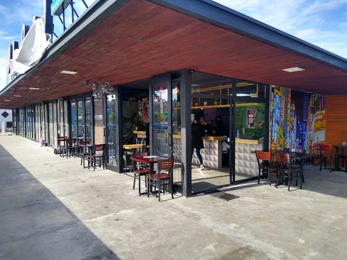 Fachada de la sucursal Presa de La Postal Teriyaki & Sushi en Tijuana