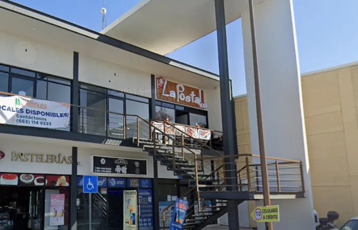 Fachada de la sucursal Rosarito Plaza Laureles de La Postal Teriyaki & Sushi en Playas de Rosarito