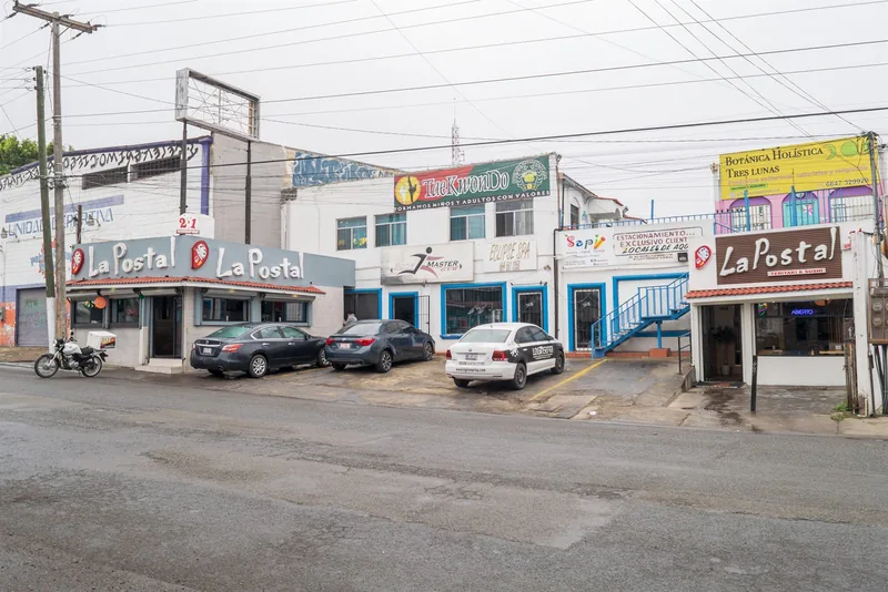 Fachada de la sucursal Soler de La Postal Teriyaki & Sushi en Tijuana