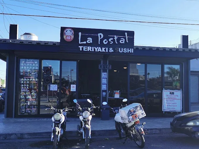 Fachada de la sucursal UABC de La Postal Teriyaki & Sushi en Tijuana