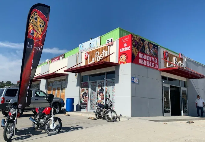 Fachada de la sucursal Urbi Villa del Prado de La Postal Teriyaki & Sushi en Tijuana