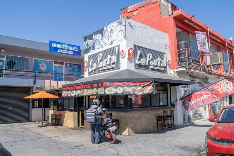 Fachada de la sucursal Venecia de La Postal Teriyaki & Sushi en Tijuana
