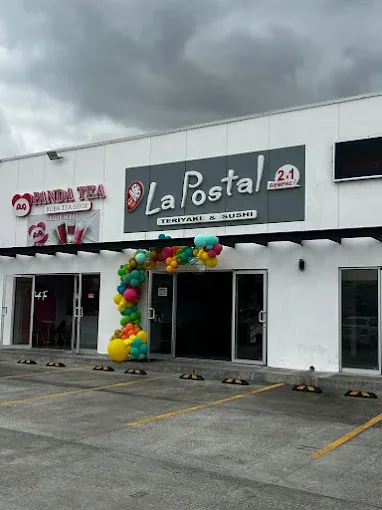 Fachada de la sucursal Villa Floresta de La Postal Teriyaki & Sushi en Tijuana